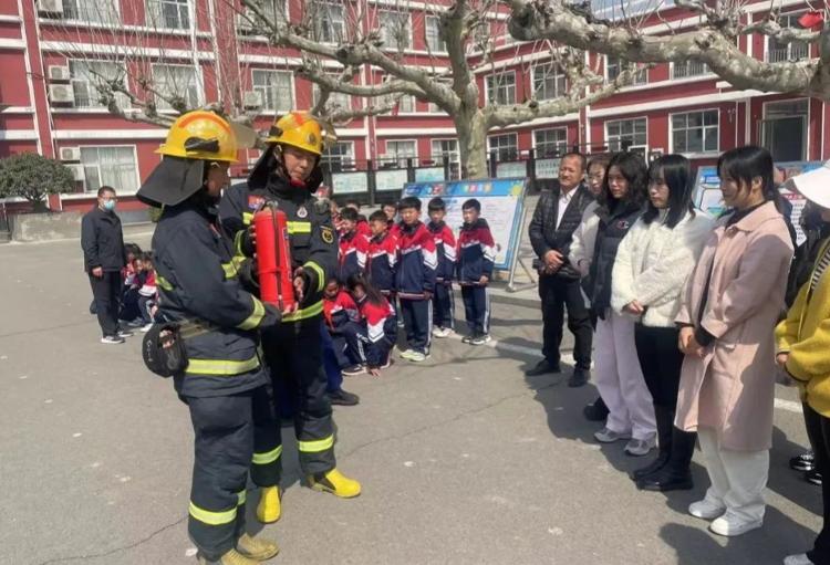 绷紧安全弦 筑牢“防火墙”——罗庄区册山街道办事处中心小学开展灭火器使用培训