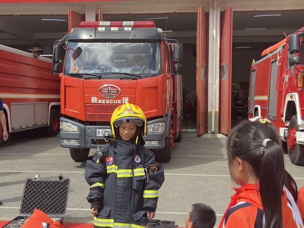 小学生走进消防站“争当”小小消防员